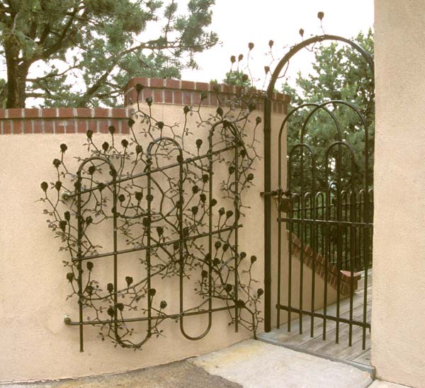 (01) Gate with Trellis